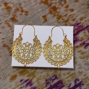 Set of two gold earrings